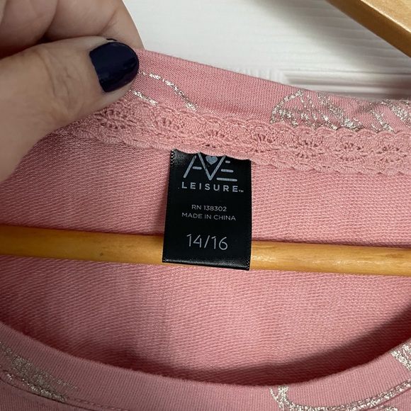 Pink shirt with hearts - Picture 2 of 3